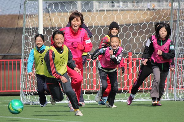 レッズレディースのガールズサッカー教室の写真
