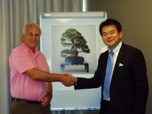 ボルトン会長と握手を交わす清水市長の写真