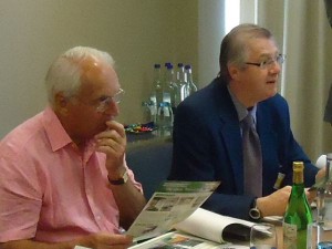 ボルトン欧州盆栽協会会長（左）とマルコム英国盆栽協会会長（右）の写真